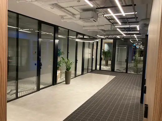 Biroju gaitenis ar stiklotām telpām